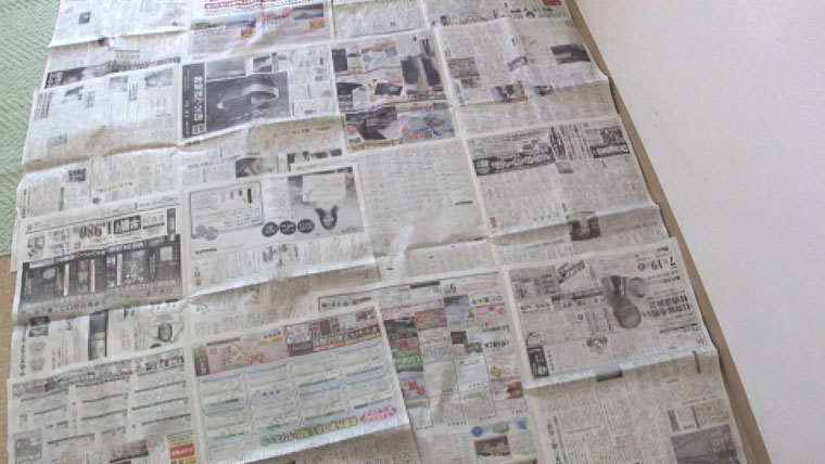 髪を切るためマットを引く